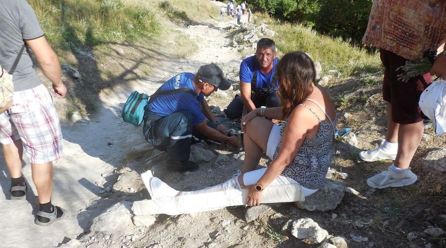 Крымские спасатели за сутки дважды эвакуировали пострадавших туристов из горной местности