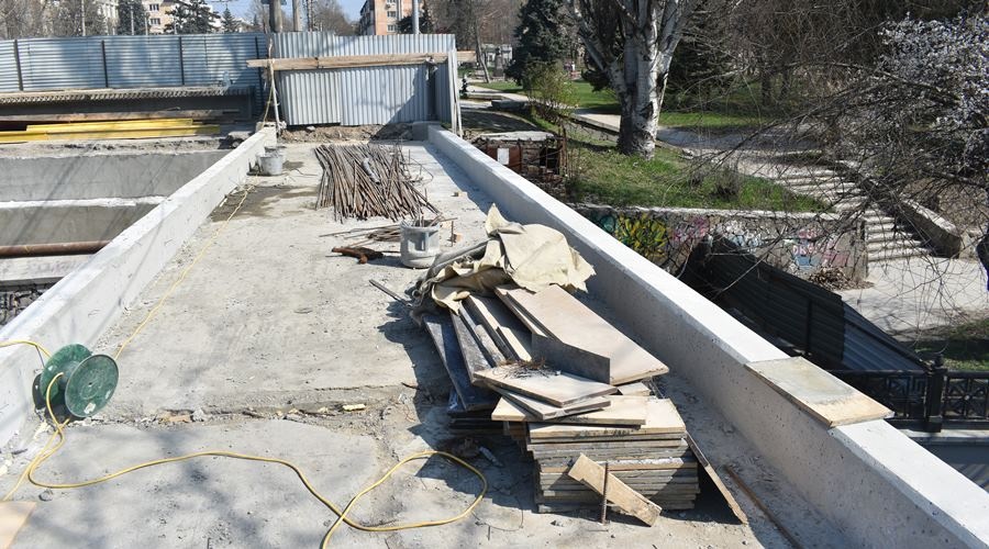 Власти Симферополя проверили ход капремонта моста на Гагарина