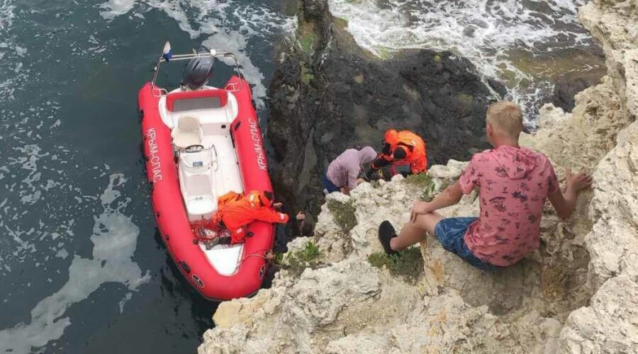 Спасатели три часа эвакуировали в Черноморском районе упавшего с 15-метровой скалы туриста