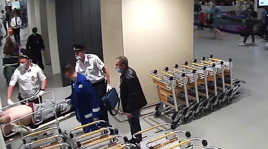 Полицейские в аэропорту Симферополя помогли реанимировать мужчину с остановкой сердца