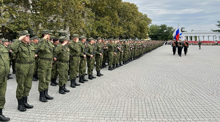 Мобилизованных в Крыму проводили на службу с площади Нахимова в Севастополе