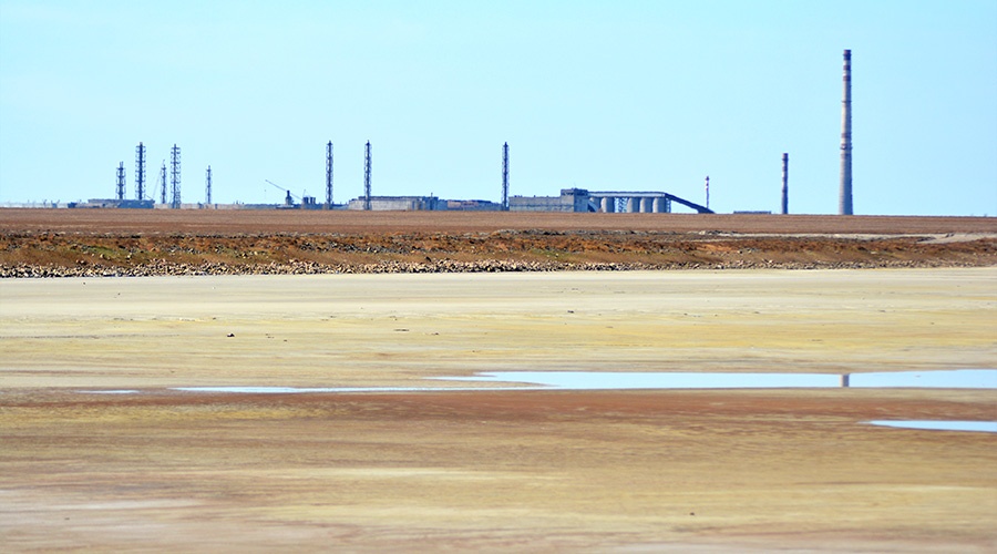 Завод «Титан» на севере Крыма остановил работу цеха из-за выброса