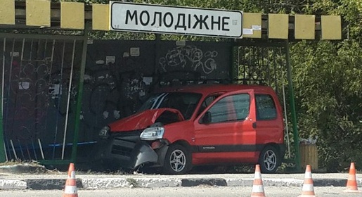 Уголовное дело возбудили в Крыму после наезда автомобиля на автобусную остановку с людьми