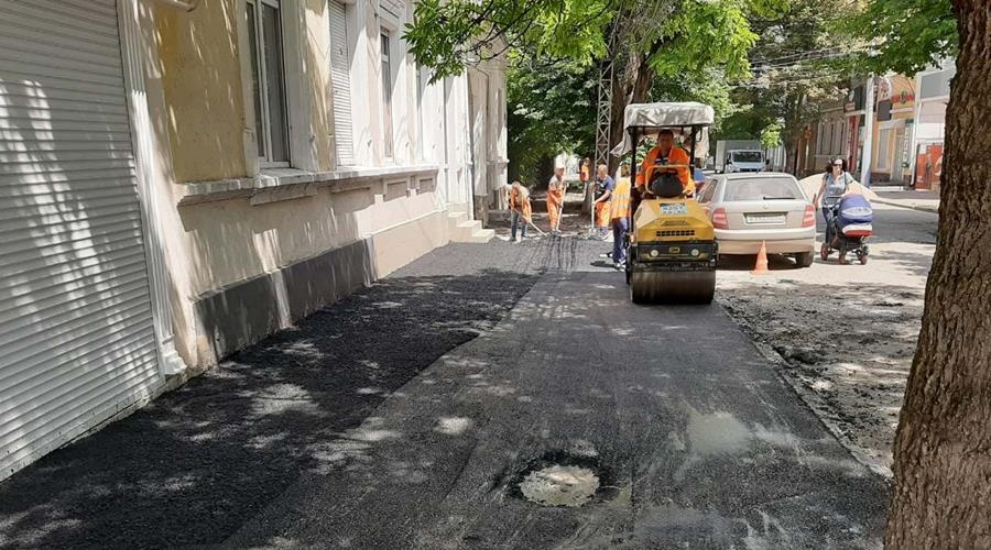 Симферопольский «Город» начал ремонт тротуара на центральной улице крымской столицы