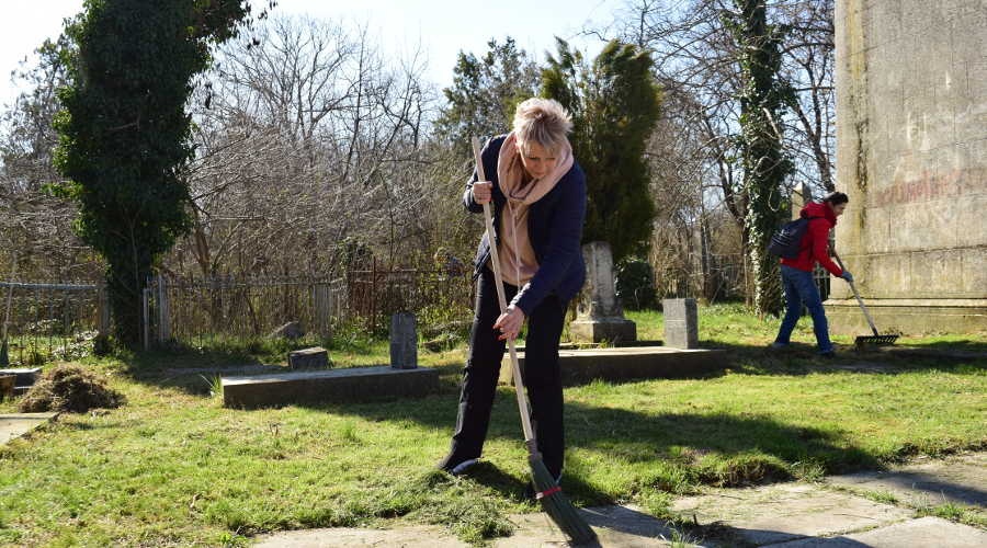 Симферопольцы к 75-летию освобождения города провели субботник на воинском кладбище