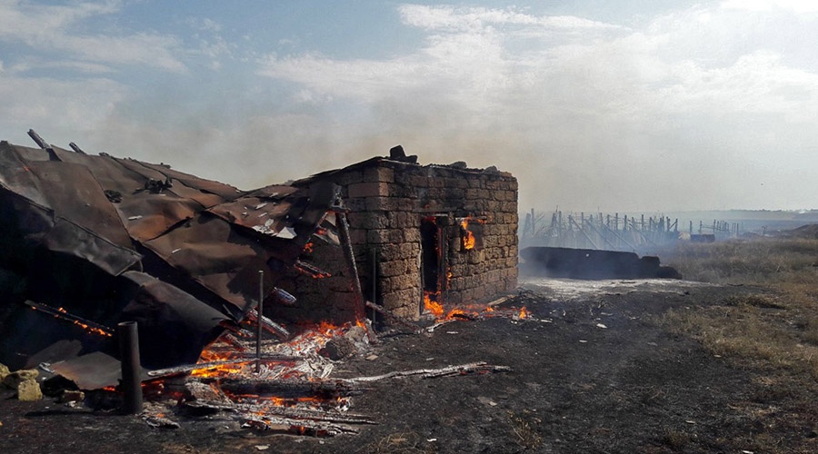 Крымские спасатели потушили заброшенные хозпостройки в Раздольненском районе