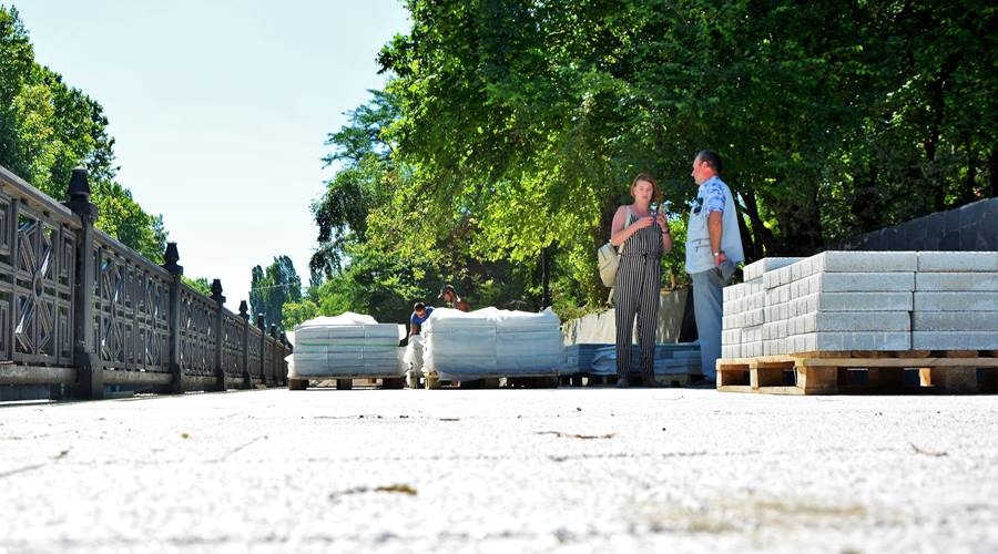 Подрядчик до конца лета уложит плитку на набережной Салгира в Симферополе