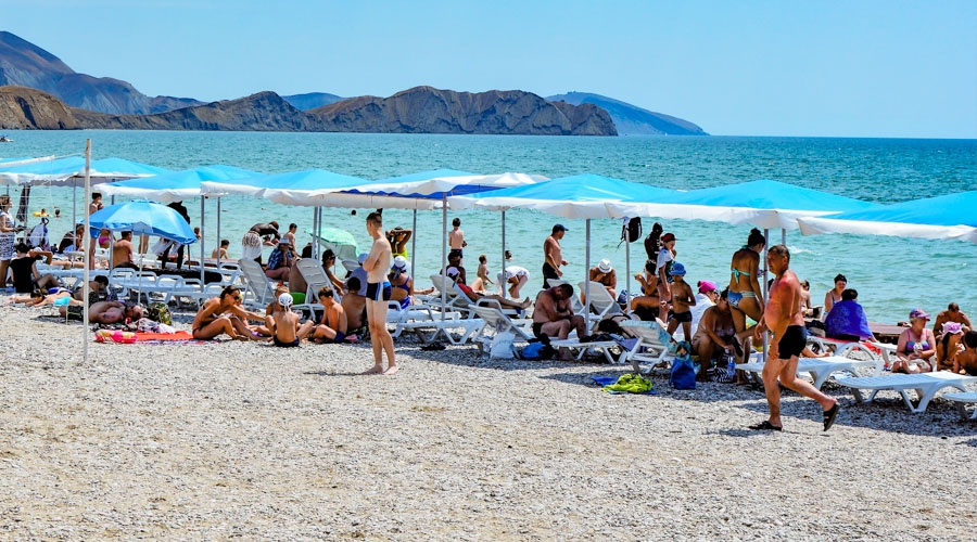 Глава Крыма предложил запретить устанавливать платные лежаки на всей площади пляжей
