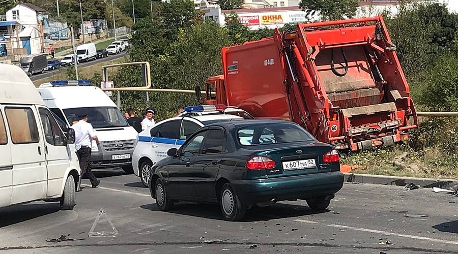 Мусоровоз стал причиной ДТП с участием 15 автомобилей в Севастополе  