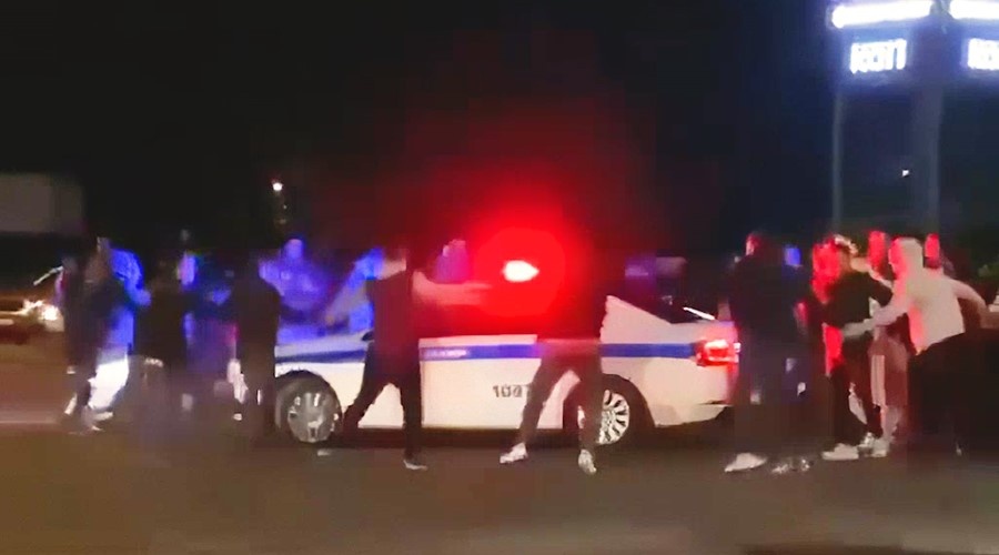 В Симферополе подростки устроили хоровод вокруг полицейской машины в защиту дрифтеров
