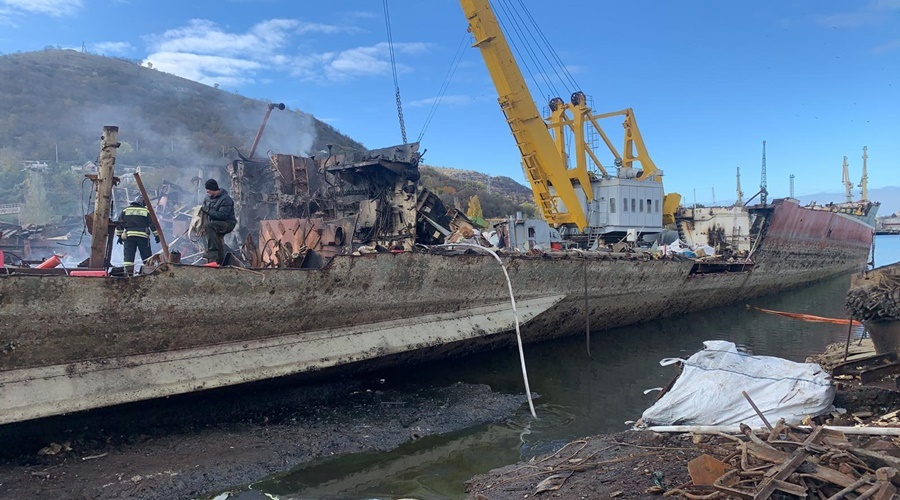 Спасатели потушили пожар на списанном корабле в Севастополе