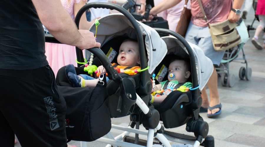 Всекрымский парад близнецов «Двойное счастье» собрал в Ялте больше 100 участников