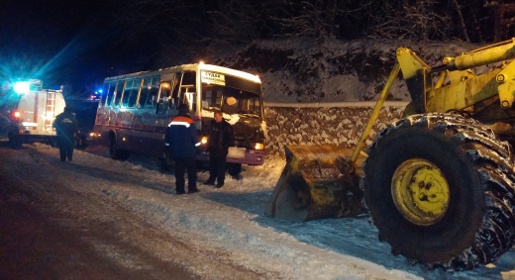Крымские спасатели за сутки вытащили из сугробов две кареты «скорой помощи» и эвакуировали пассажиров рейсового автобуса