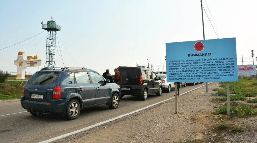 Украина закрывает один из пунктов пропуска на границе с Крымом