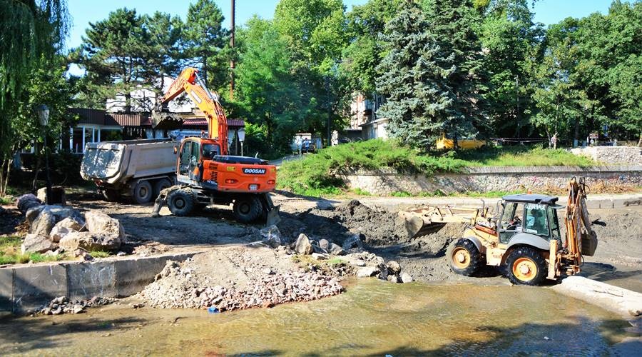 Очистка русла Салгира в Симферополе завершится до середины августа