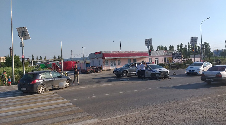 Автомобиль ДПС врезался в легковушку во время погони за пьяным водителем в Феодосии 