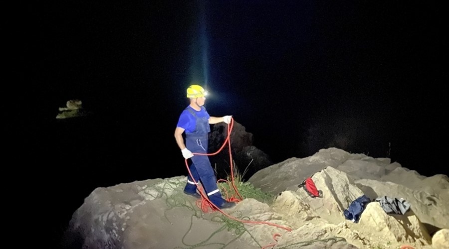 Туристка ночью сорвалась в скальную расщелину в горах Крыма