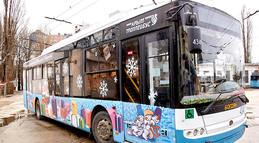 Троллейбусы с Дедом Морозом вышли на улицы городов Крыма