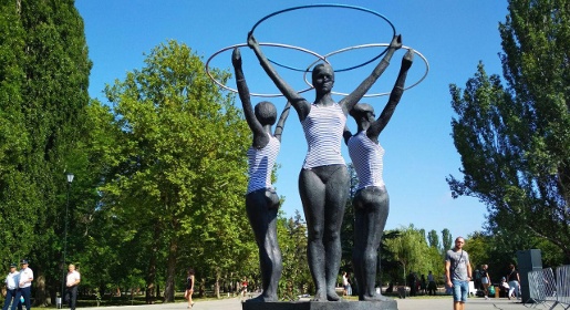 Десантники одели скульптуры трёх граций в Симферополе в тельняшки