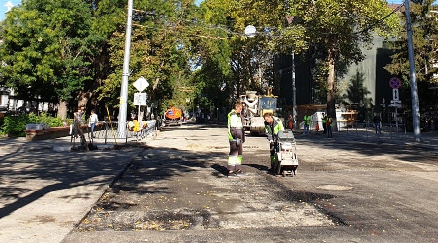 Половина канализационных люков на улице Невского в Симферополе оказалась деформирована