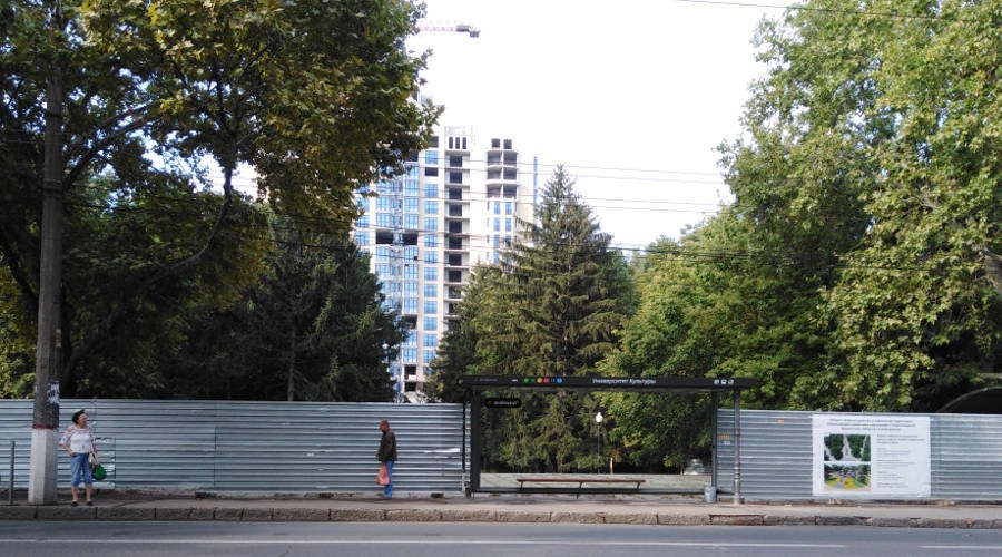 Сквер Мира в Симферополе останется парковой зоной без парковок – глава администрации
