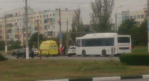 Четыре человека получили травмы в результате столкновения спортивной Infinity и автобуса в Керчи