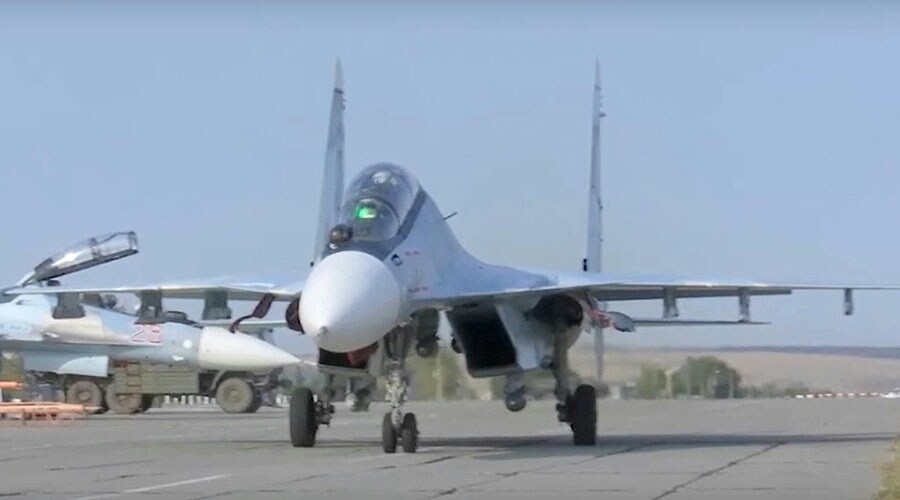 Двое летчиков катапультировались из стоящего на земле истребителя на западе Крыма