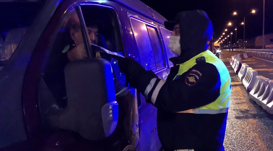 Полицейские за сутки не пропустили через Крымский мост 45 автомобилей