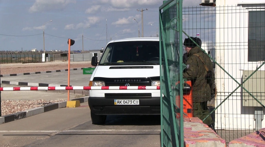 Крымские пограничники выявили при въезде на полуостров пятерых объявленных в розыск граждан