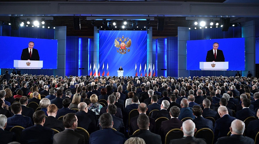 Путин обращается с посланием к Федеральному Собранию