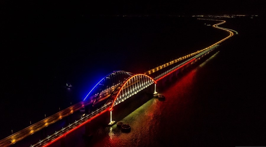 Четыре года строительства Крымского моста уместили в двухминутном ролике