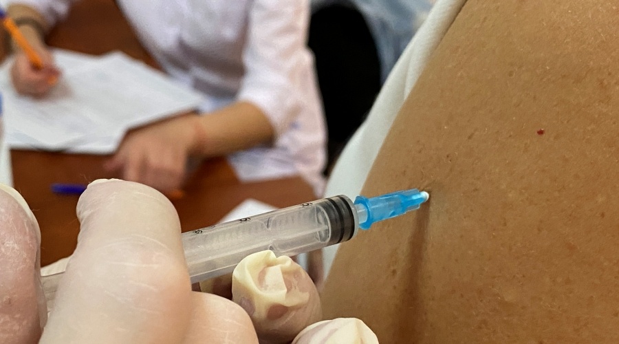 Крымский премьер поручил вакцинировать к сентябрю от коронавируса 80% педагогов