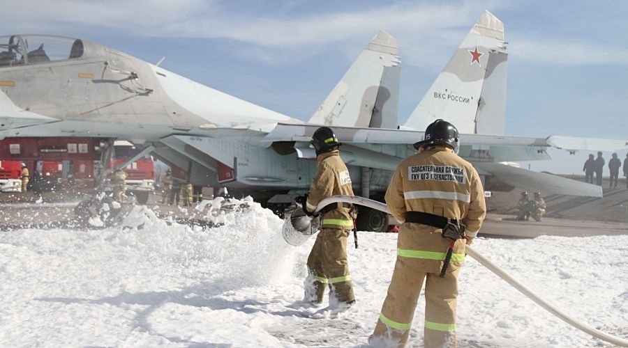 Севастопольские спасатели учились тушить истребитель на аэродроме Бельбек