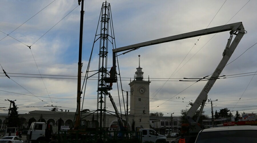 Бывшую главную новогоднюю ёлку Симферополя установят у железнодорожного вокзала