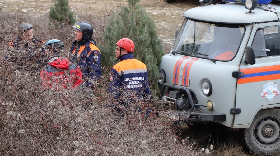Севастопольские спасатели эвакуировали застрявшего в овраге с ежевикой мужчину