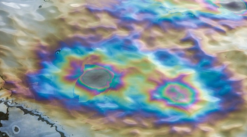 Нефтяное пятно в Черном море разлилось на 80 кв. км