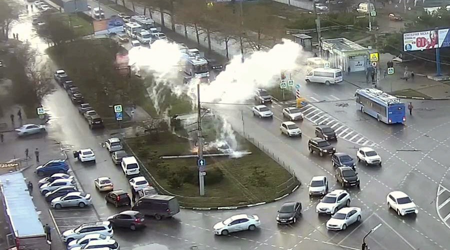 Электроопора упала на одной из улиц Севастополя