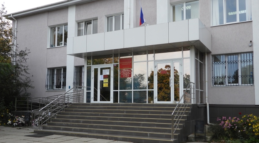 Два крымских экс-депутата отправились в колонию за попытку обмануть женщину на 2 млн руб