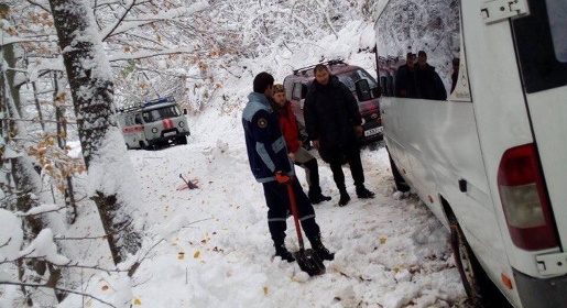 Автобус с 18 пассажирами застрял в снегу на горной дороге в Симферопольском районе