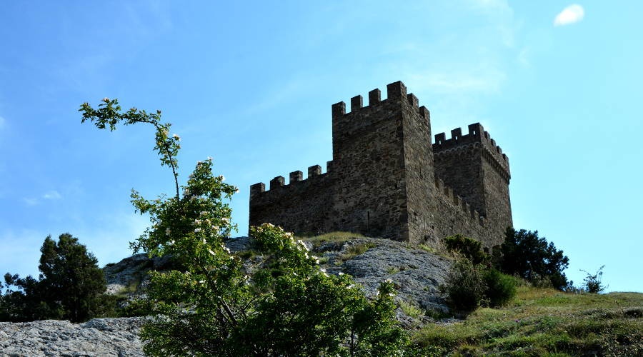Мужчина застрял на скале при попытке попасть в Генуэзскую крепость Судака минуя главный вход