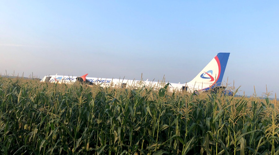 Оперативный штаб создали в аэропорту Симферополя после аварийной посадки самолета в Подмосковье