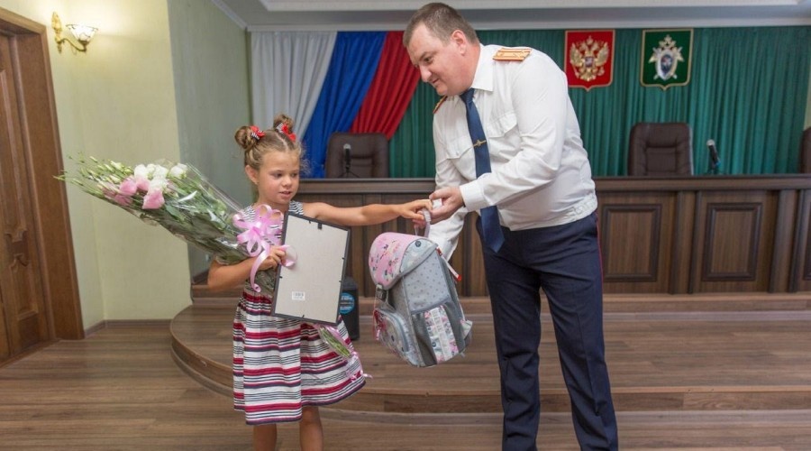 Крымский главк Следкома наградил спасшую тонувшего ребенка семилетнюю девочку из Тулы