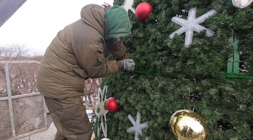 Главную новогоднюю ёлку Симферополя начали демонтировать
