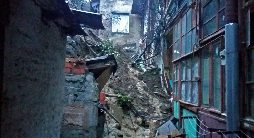 Обвалившаяся подпорная стена заблокировала в Ялте вход в жилой дом