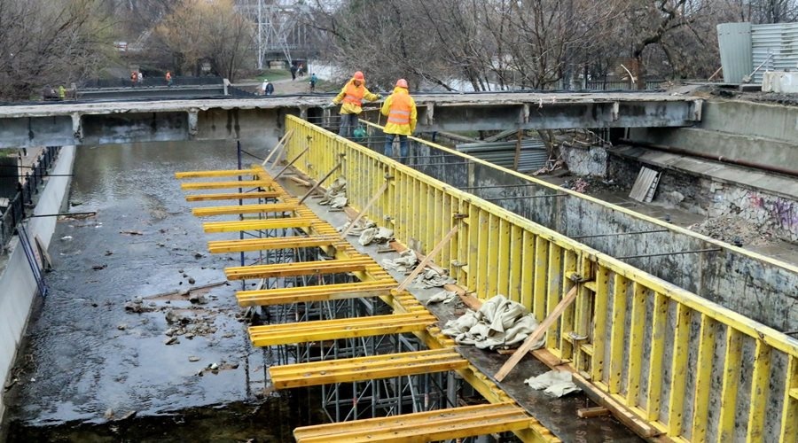 Власти пообещали открыть 20 апреля движение по мосту на ул. Гагарина в Симферополе