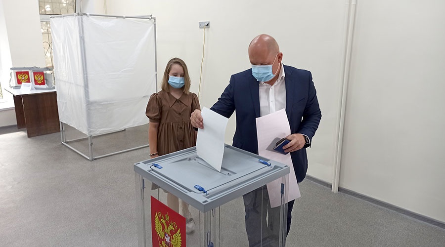 Выборы губернатора начались в Севастополе, Развожаев проголосовал в числе первых
