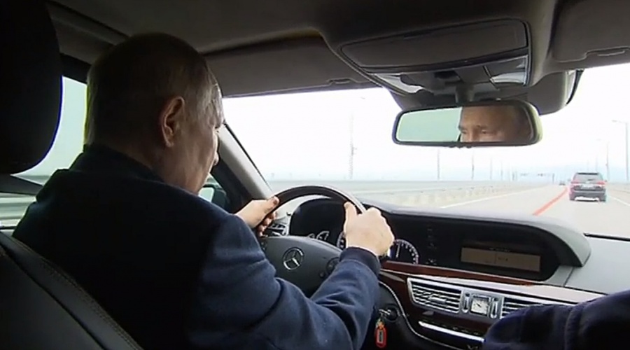 Путин за рулем Mercedes проинспектировал восстановленный Крымский мост