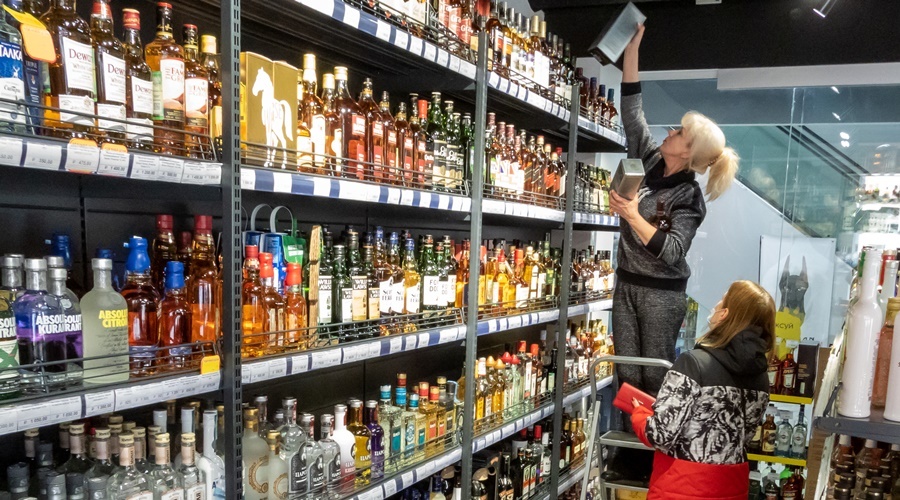 Продажу крепкого алкоголя в пластиковой упаковке планируют запретить в России