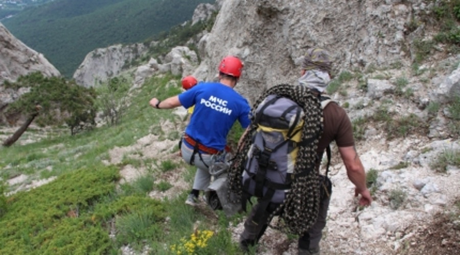 Сотрудники МЧС спасли в горах Крыма ребенка и троих взрослых туристов