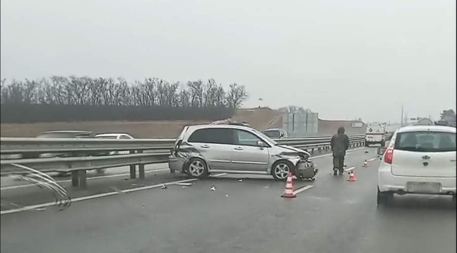 Водитель попавшей в аварию машины погиб под колесами другого авто в Симферопольском районе